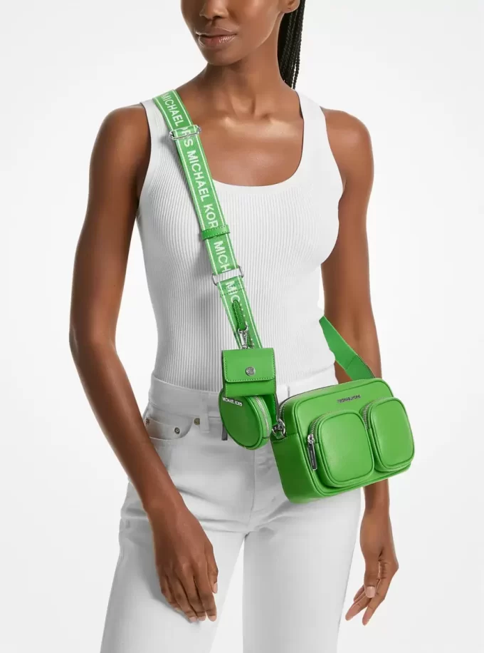 ジェットセット レザー ミディアム クロスボディバッグ（Apple Airpods Pro®用ケース付き）