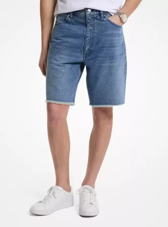 ほつれたデニムショートパンツ