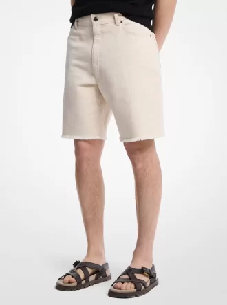 ほつれたデニムショートパンツ