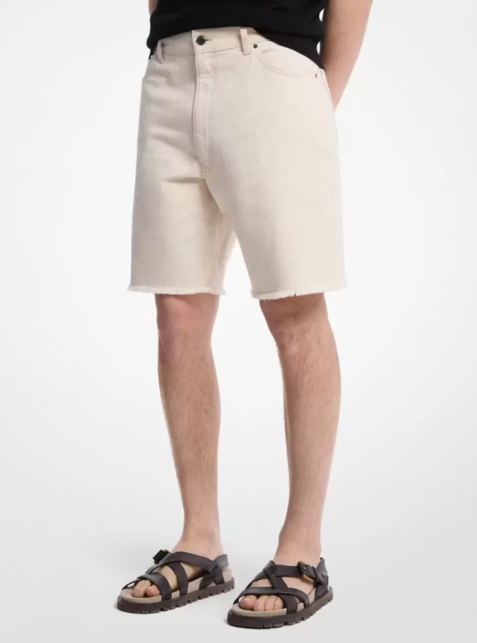 ほつれたデニムショートパンツ