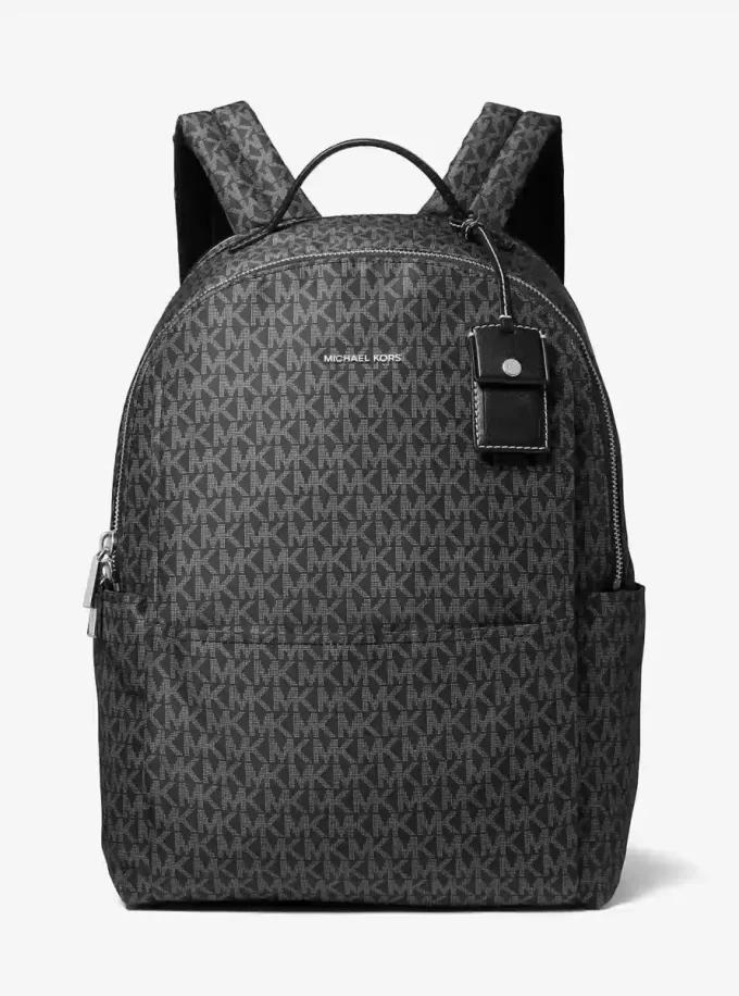 セーブル ラージプリント シグネチャーロゴ バックパック セーブル ラージプリント シグネチャーロゴ バックパック