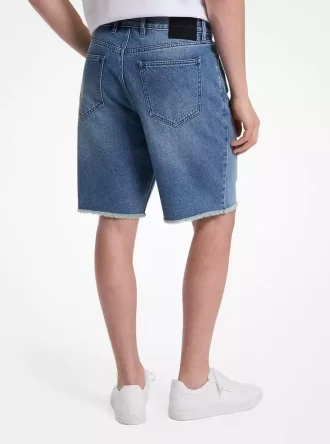 ほつれたデニムショートパンツ