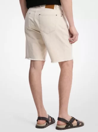 ほつれたデニムショートパンツ