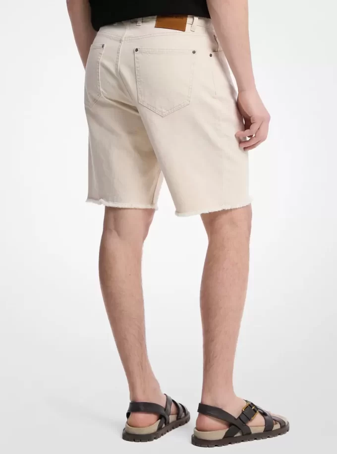 ほつれたデニムショートパンツ