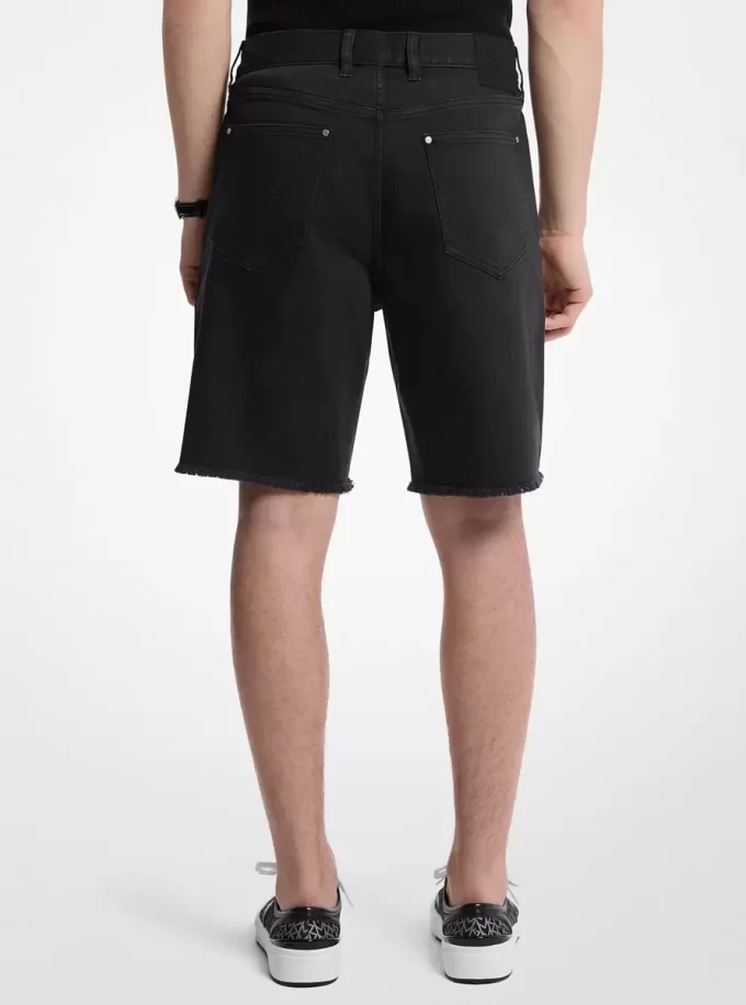ほつれたデニムショートパンツ