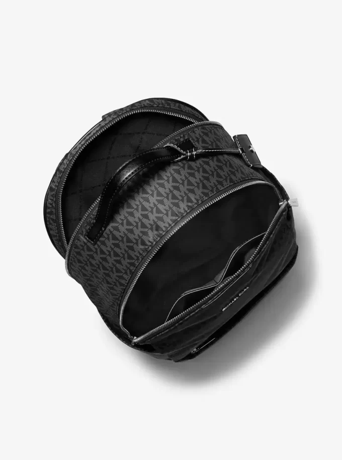 セーブル ラージプリント シグネチャーロゴ バックパック セーブル ラージプリント シグネチャーロゴ バックパック
