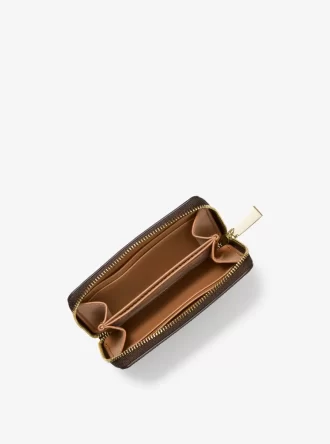 小さなロゴとレザーの財布