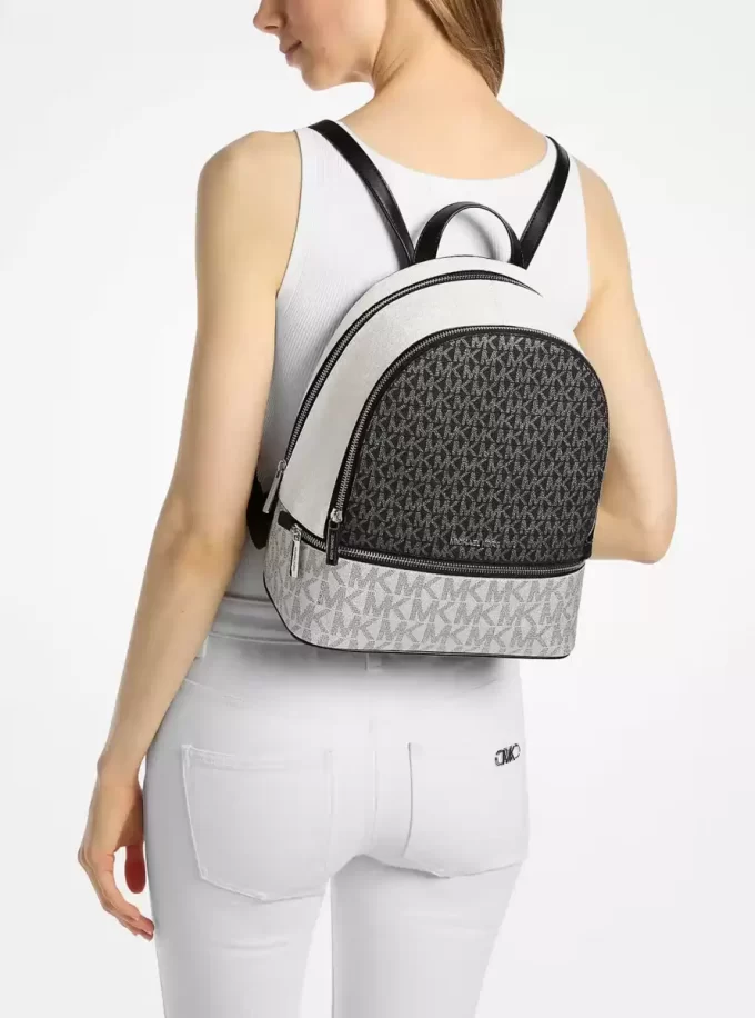 Rhea ミディアム メタリック シグネチャー ロゴ バックパック Rhea ミディアム メタリック シグネチャー ロゴ バックパック
