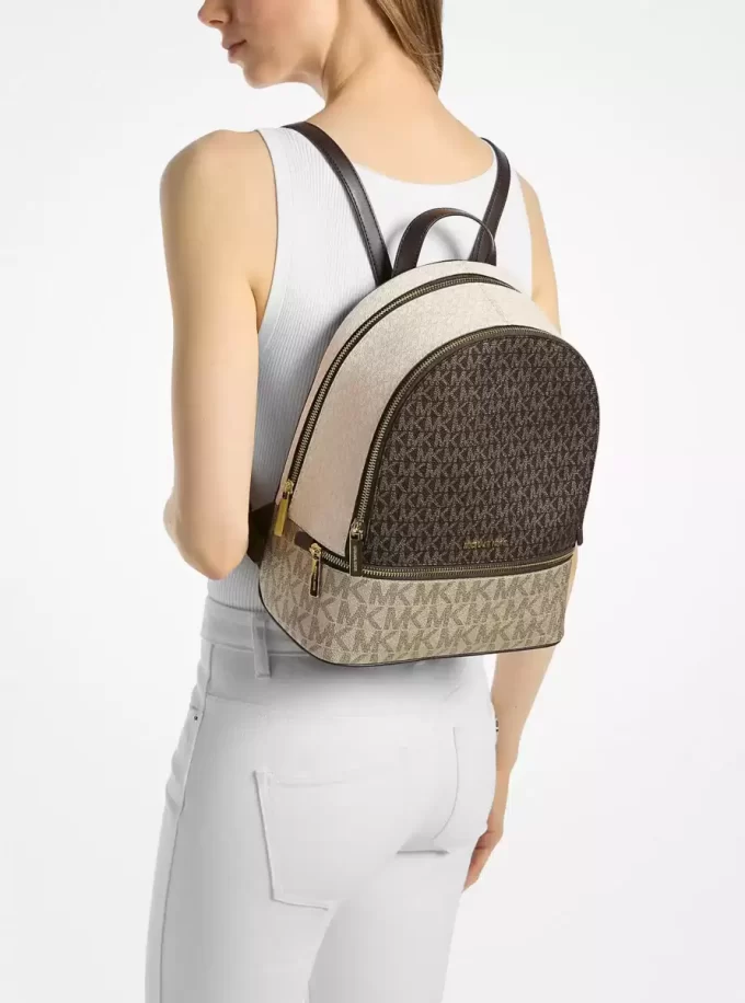 Rhea ミディアム メタリック シグネチャー ロゴ バックパック Rhea ミディアム メタリック シグネチャー ロゴ バックパック